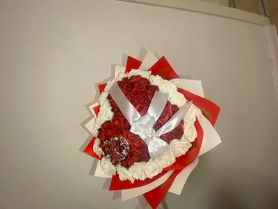 Handmade Künstlicher Rosenstrauß Herz rot/weiß mit Schleife Valentinstag