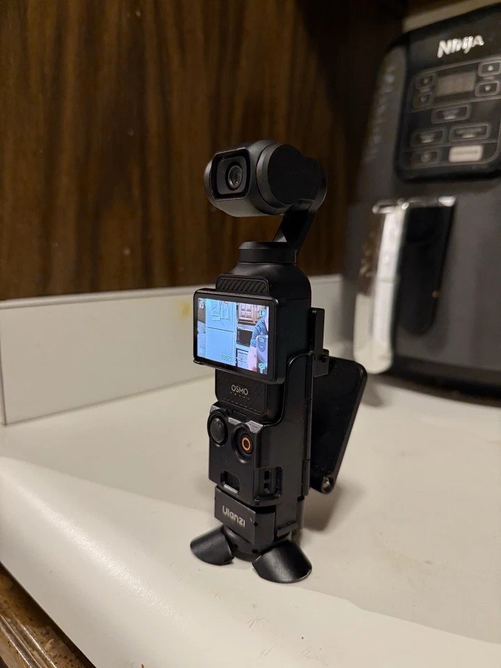 Combo creador DJI Osmo Pocket 3 + extras: lente ancha, montaje en pecho, trípode Foto 2 de 4