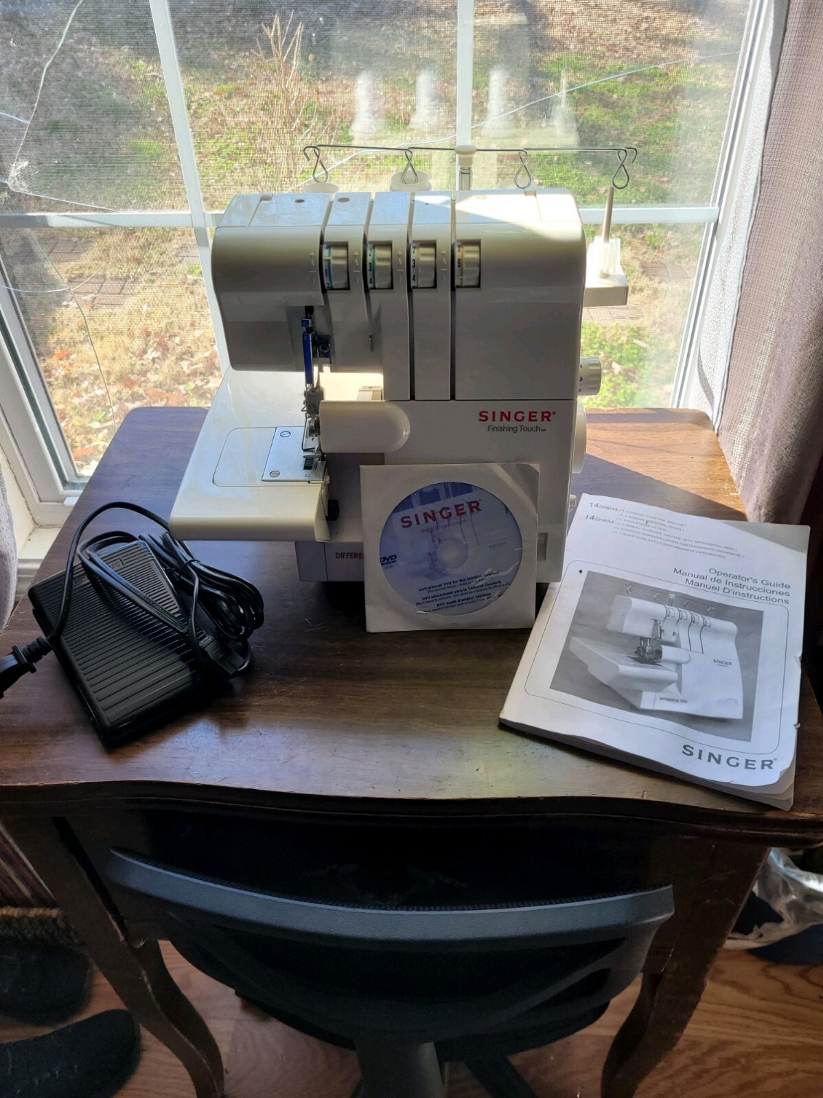Singer Ultralock Serger Differential Feed Model 14SH654 With Foot Pedal