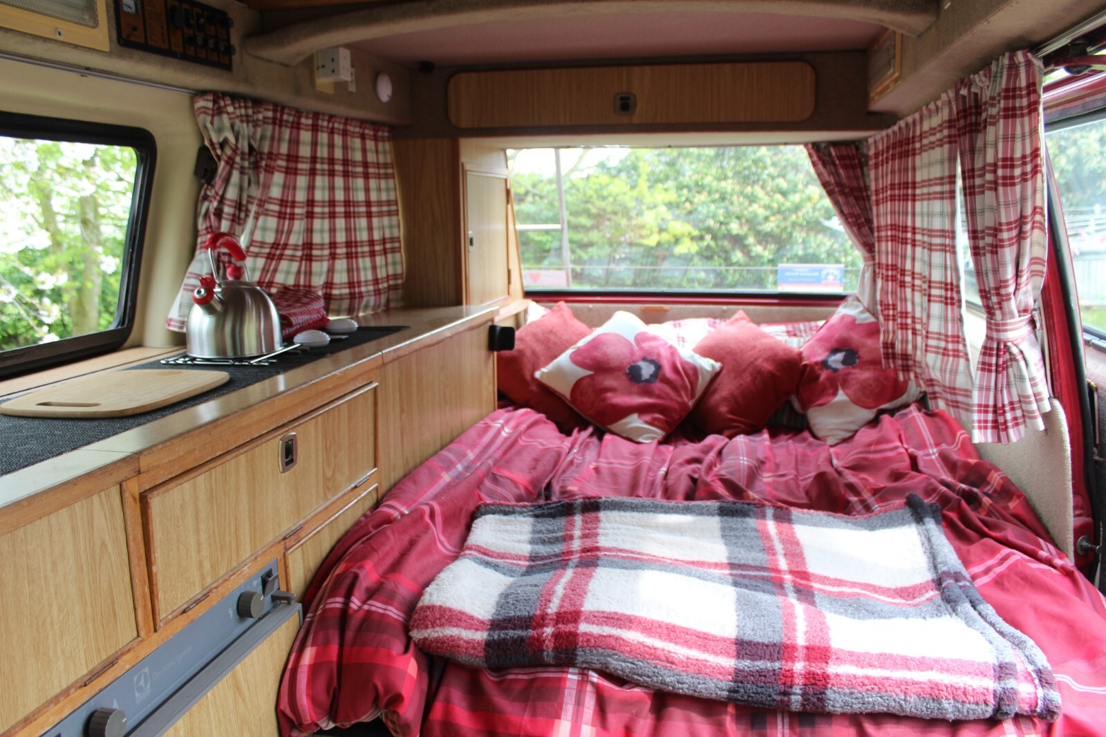 POPPY THE VOLKSWAGEN T25 1988 CAMPER VAN HIRE. FROM £75 PER DAY WITH