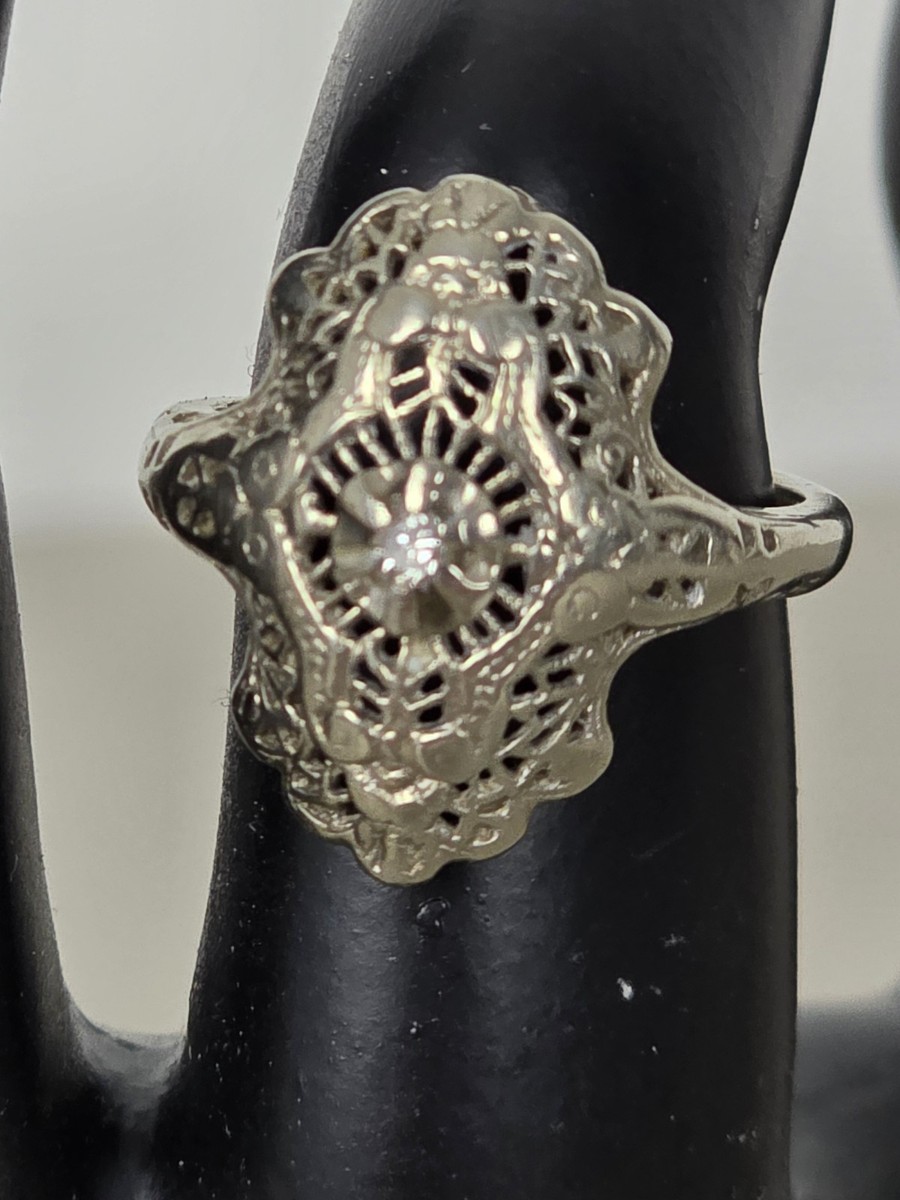 Beautiful Vintage ELBE 10K white gold ring with  a  real diamond weighing 3.4 G