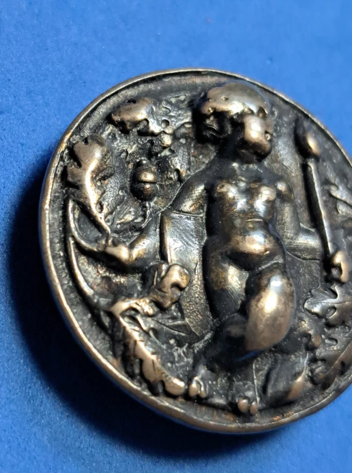 Antiguo botón ESTERLINA marcado con querubín en hojas de roble relieve elevado tachuela trasera Foto 2 de 4