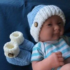 x  SUPER SALE Newborn Hand Knitted Baby or Doll Booties  Matching Beanie Blue