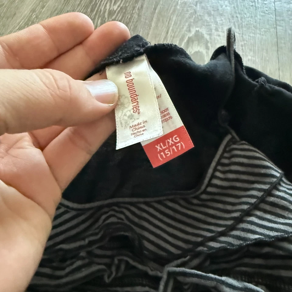 Camiseta sin mangas y cárdigan No Boundaries gris negro a rayas aspecto en capas XL Foto 2 de 4