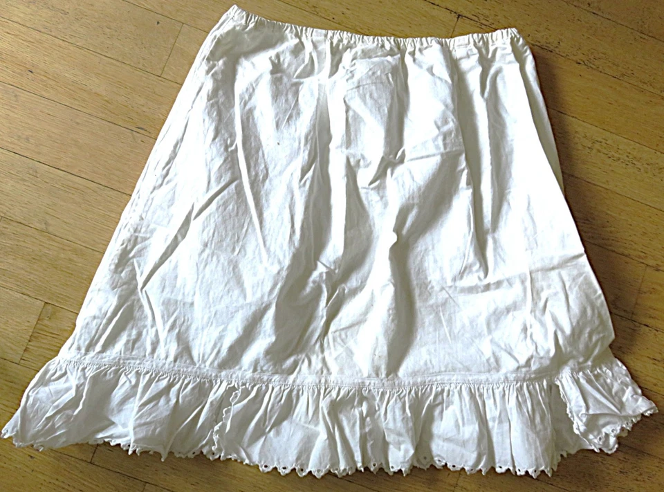 Weißer Halbunterrock aus Baumwolle, knielang, mit Lochstickerei-Volant, Gr. L - Bild 2 von 4