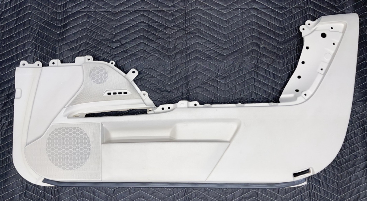 10-11 LEXUS IS250C IS350C CONVERTIBLE RIGHT DOOR PANEL LOWER PART 67610-53780 C2