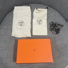 Boîte à chaussures vide Hermès 12"X8"X4,5" avec 2 sacs à poussière et ruban et papier de soie
