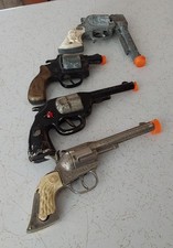 LOT OF VINTAGE TOY GUNS/REVOLVERS IN NEED OF REPAIR