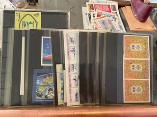 MONDE LUXE. 5 BLOCS ET UN CARNET DIFFÉRENTS NEUFS LUXES. GROSSE COTE. BEAUX.