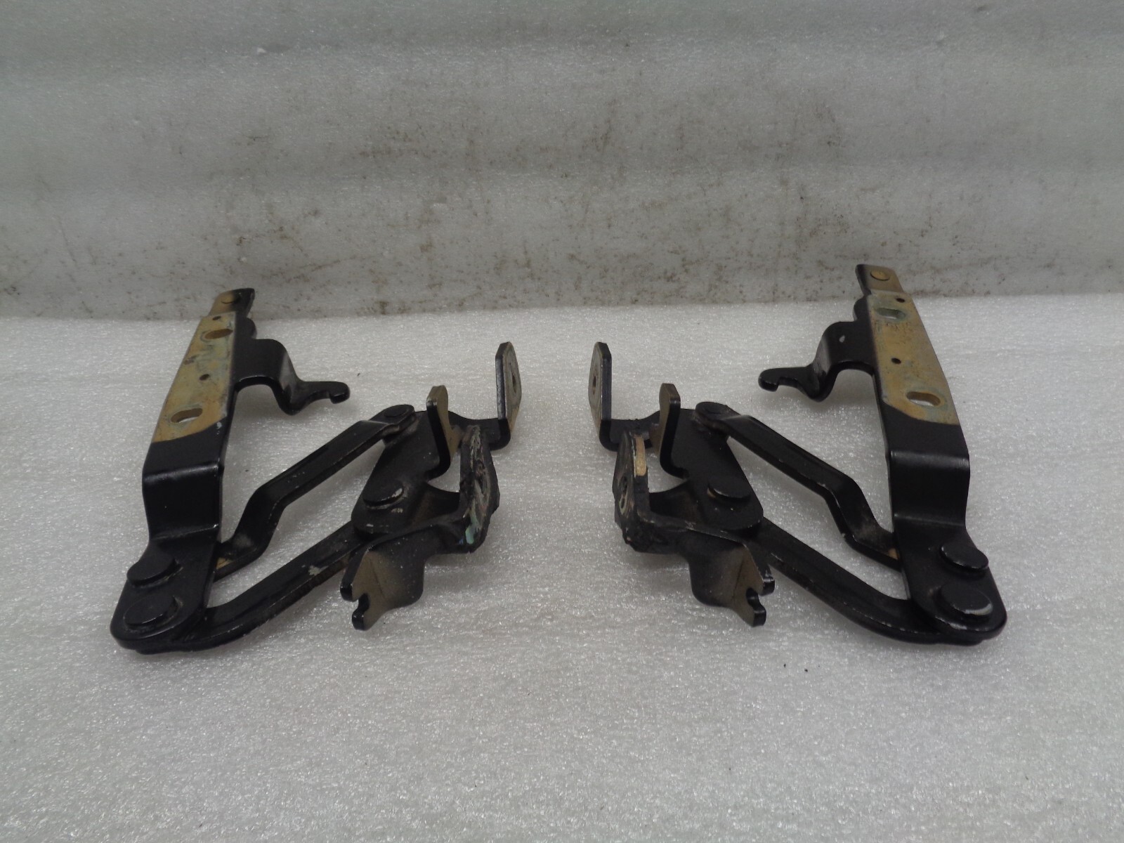 2005-2008 Maserati Quattroporte Front Left Right Hood Hinge Set OEM AK221036
