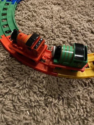 2015 Thomas And Friends Lot Of 4 With Plastic Circle Track - Picture 2 of 3