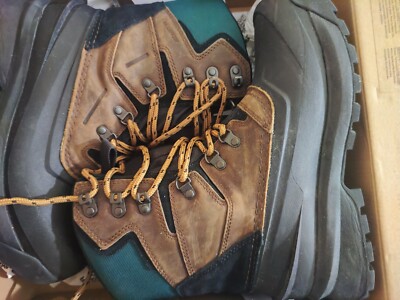 north face boots chilkat v 400 brown 8 size US with the box almost no use