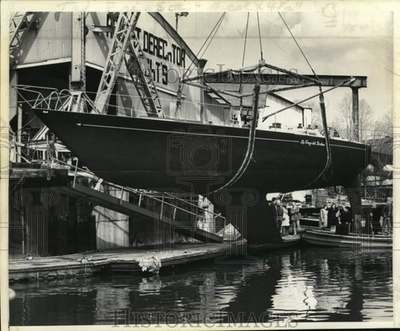#ad 1972 Press Photo Boat lifted from water at dock in New York tua79200 $24.99