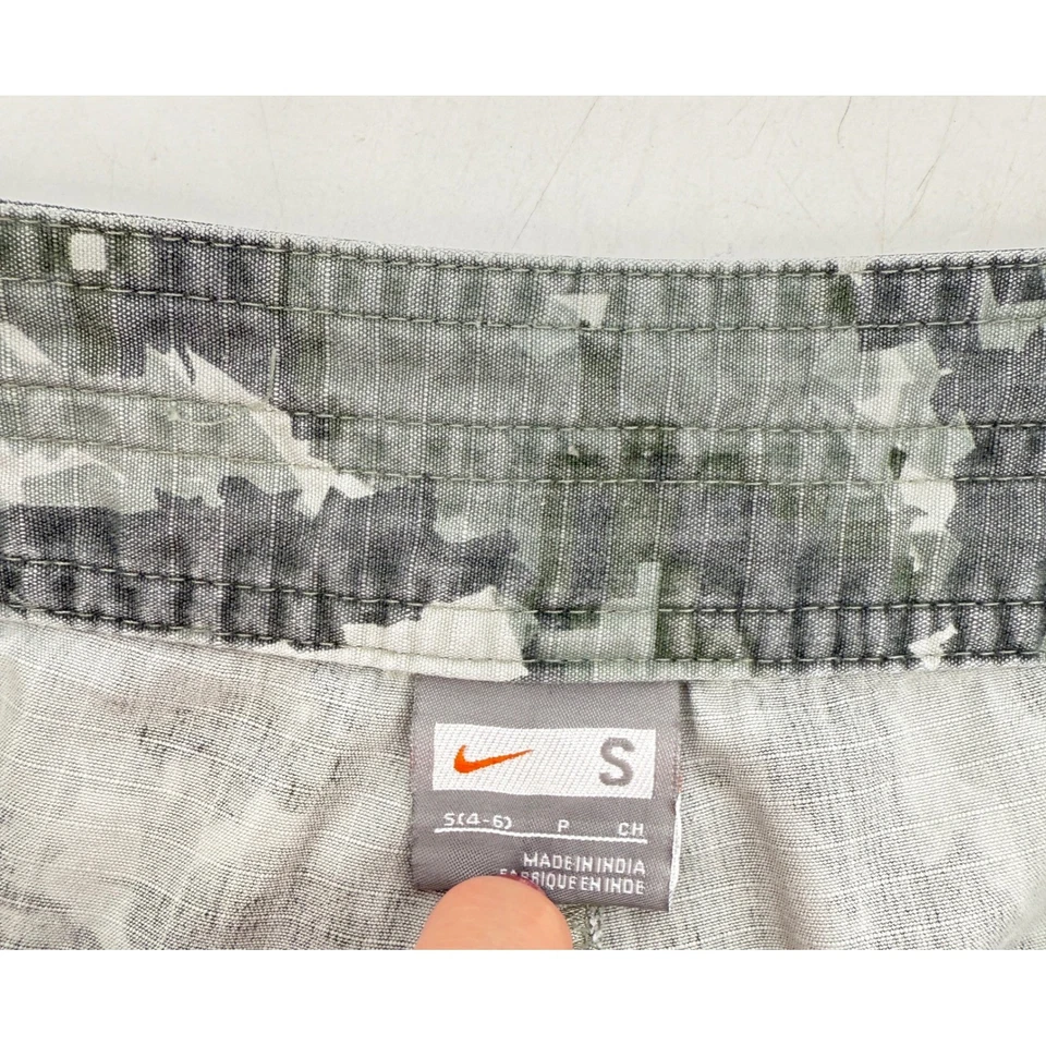 Pantalones cargo Nike para mujer camuflados capri con cordón pequeños (4-6) Gorpcore al aire libre Foto 3 de 4