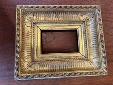 Antiguo marco de hoja de oro dorado con elaborado dorado y detalle