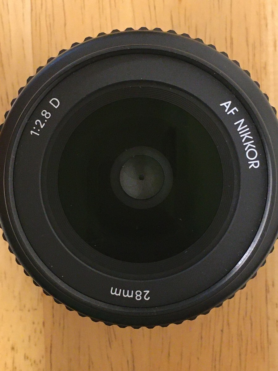 ニコン　レンズ AF NIKKOR 28mm 1:2.8 D Nikon AF Nikkor 28mm 1:2.8 D Lens (Made in Japan) with a