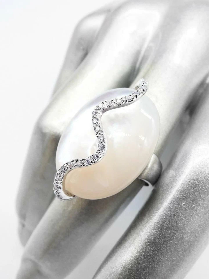 EXQUISITO ANILLO CURVO DE CRISTALES DE NÁCAR OVALADO ENCHAPADO EN ORO BLANCO DE 18kt Foto 3 de 4