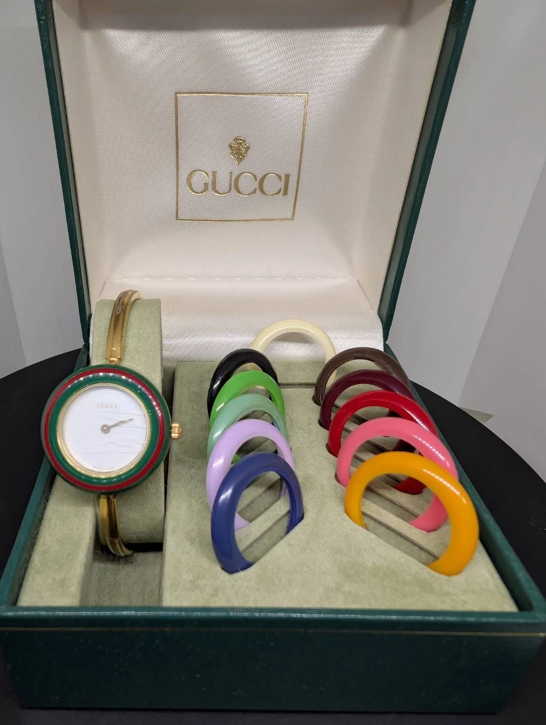 Montre femme Gucci lunette à changement QZ cadran blanc expédition en 1 jour beau produit