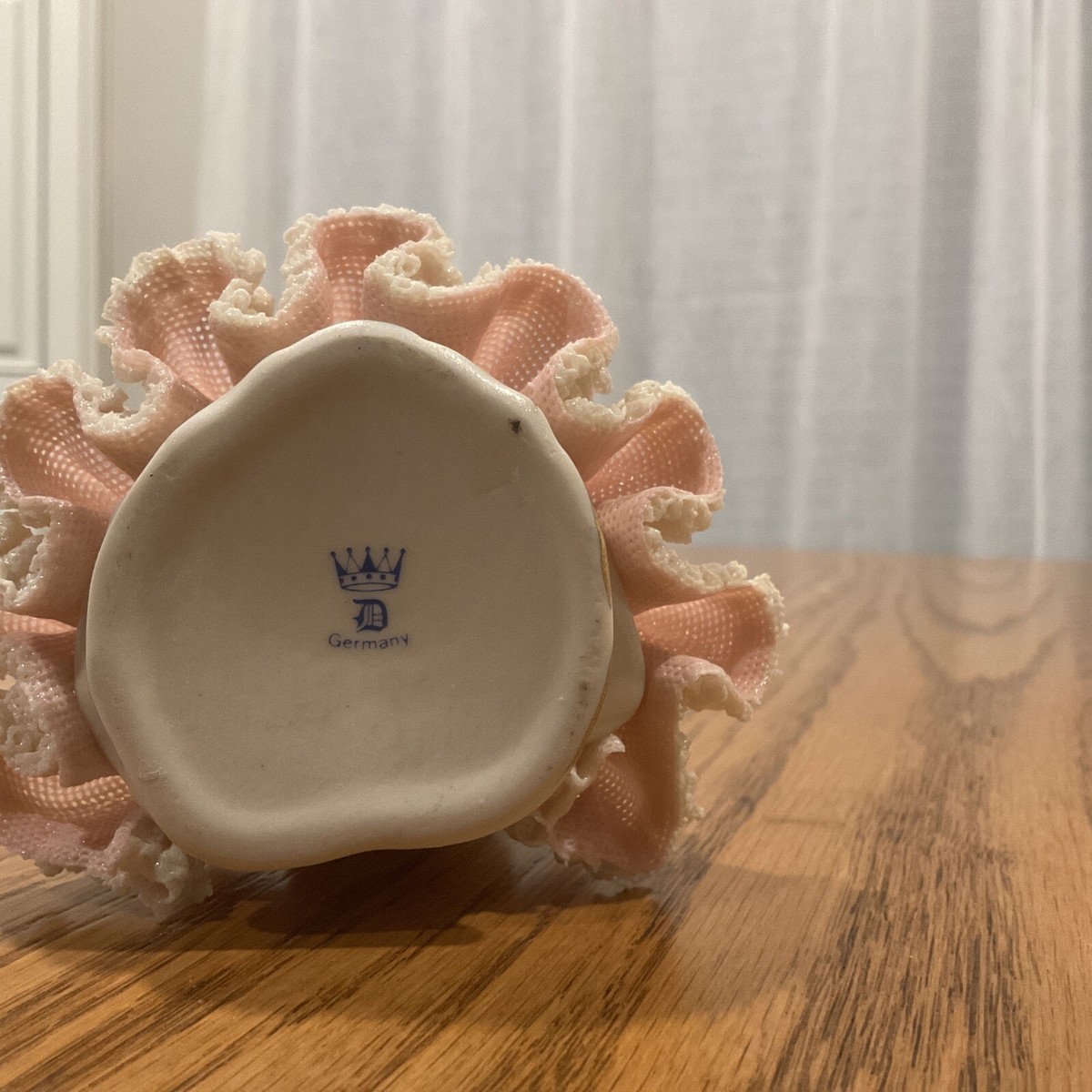 1 / 3 Dresden　ドレスデン　ソファーチェアに座る女性と鳥の置物 VTG Germany Dresden Lace Lady Figurine Seated On Chair With