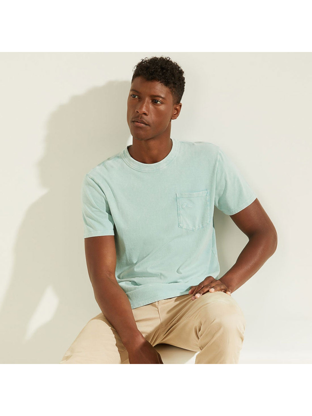 Мужская футболка классического покроя GUESS из бирюзового цвета с коротким рукавом S 1590₽