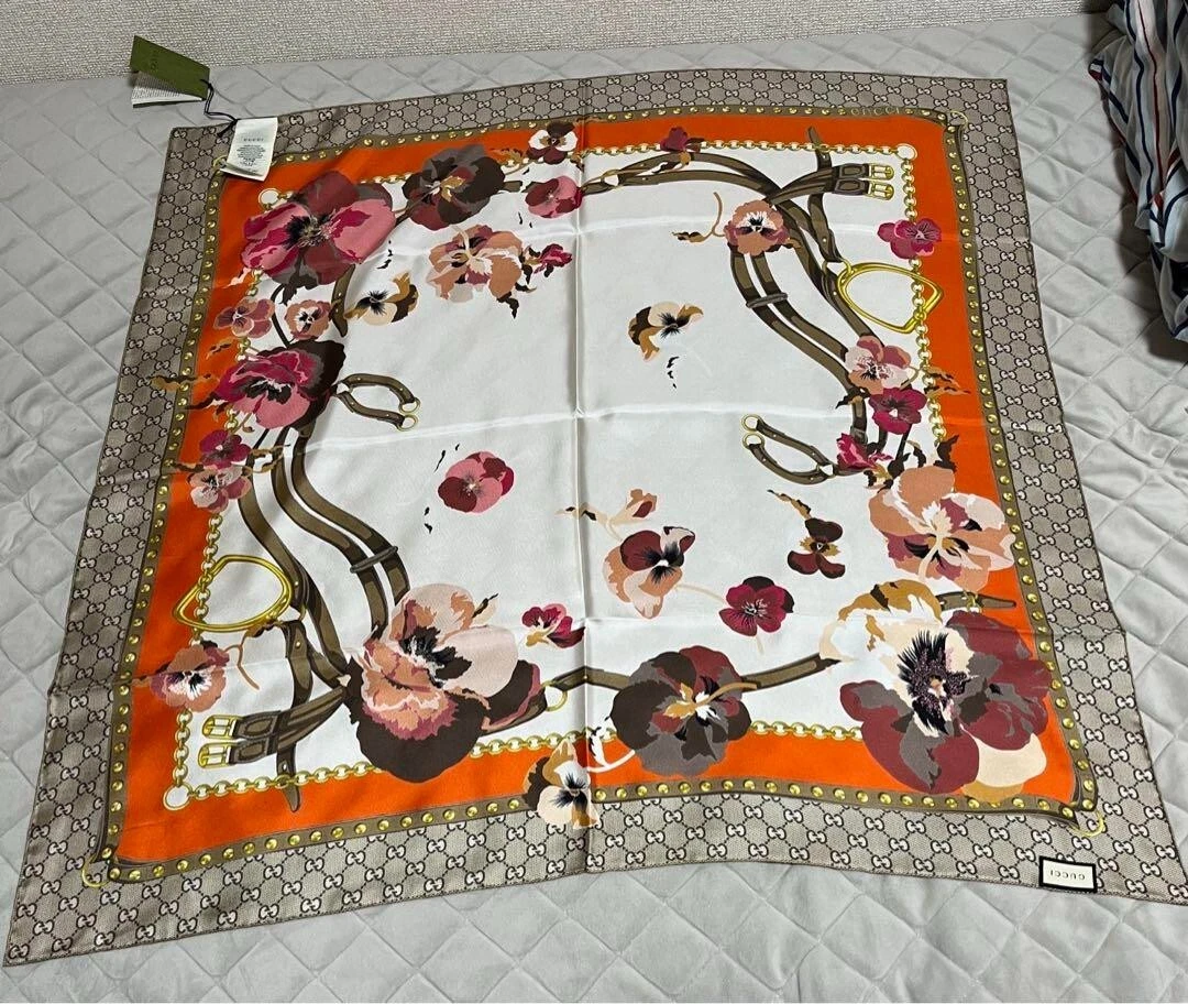 Foulard GUCCI motif floral fleur environ 90 x 90 cm authentique femme
