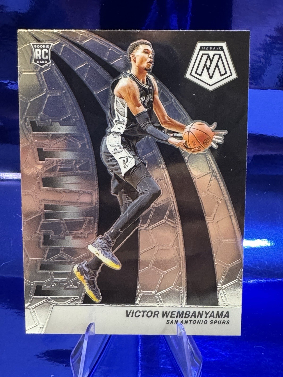VICTOR WEMBANYAMA 2023-24 MOSAIC ELEVATE ROOKIE INSERT 18 SPURS (JMRP)