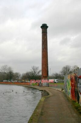 FOTO ''SCHORNSTEIN'' NEBEN DEM REGENTENKANAL OBWOHL MAN EINEM ZUM NACHDENKEN VERZEIHEN KÖNNTE