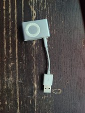 Srebrny iPod Shuffle z przewodem USB - Na części - Wymaga nowej baterii -
