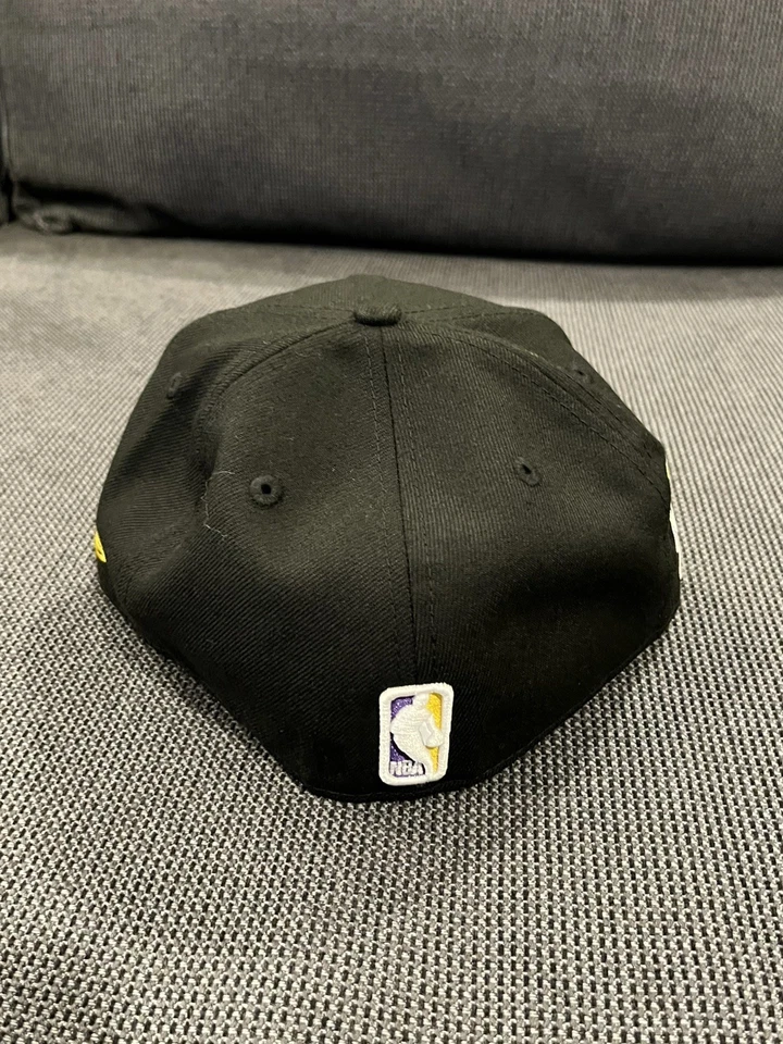 Parche lateral New Era negro y púrpura de Los Angeles Lakers 17 veces campeones talla 7 1/4 Foto 3 de 4