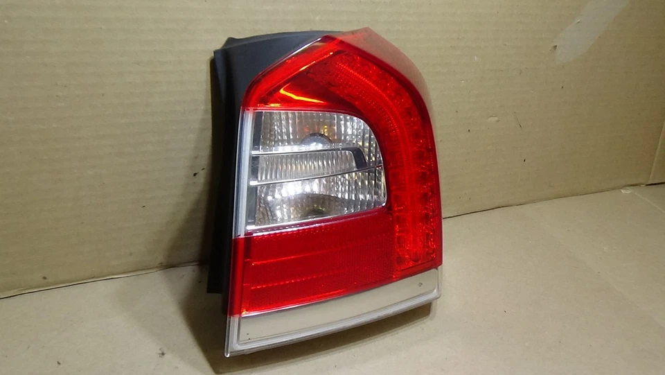 Luz trasera lateral derecha Volvo XC70 2014-2016 Foto 3 de 4