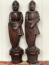 Une belle paire de chevaliers sculptés en chêne