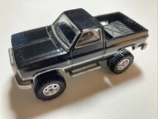 HOT WHEELS RETRO ENTERTAINMENT '83 CHEVY SILVERADO 4x4 PICKUP TRUCK NICE LOOSE