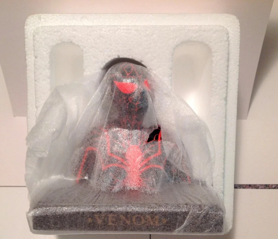 Venom Earth X Limited Edition Resin Bust Alex Ross 2001 #2253 of 5000 - Imagem 2 de 4