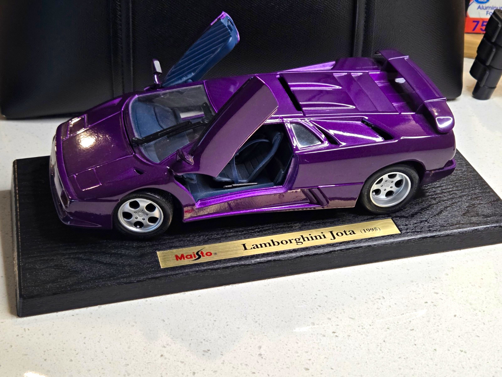 Maisto 1:18 Lamborghini Jota 1995 Purple Diecast Car Special Edition w/ Stand 