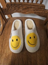 NWT Ladies Comfy Cozy Size L 9/10 Smiley Slippers