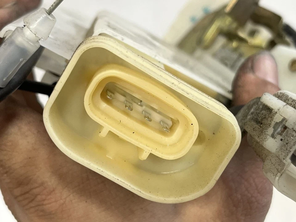 2001 2002 2003 2004 2005 LEXUS GS300 GS430 ACTUADOR CERRADURA PUERTA TRASERA IZQUIERDA Foto 3 de 4