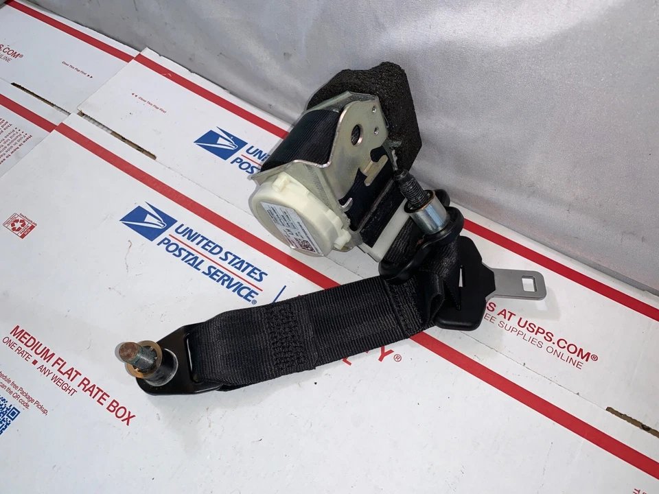 Cinturón de seguridad trasero izquierdo Fiat 500X 2016-2018 con retractor OEM Foto 2 de 4