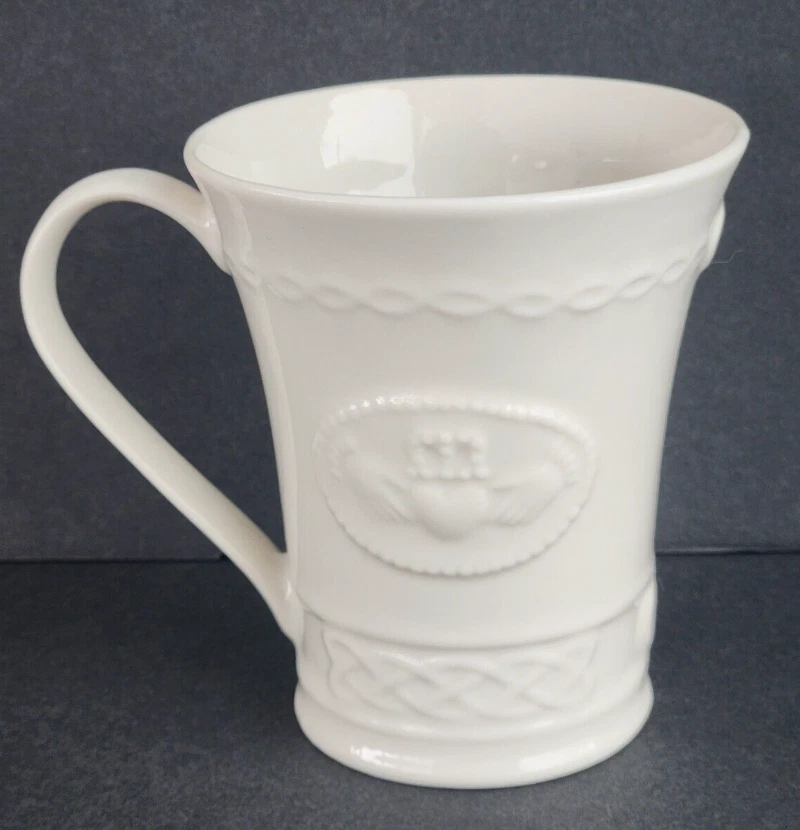 TAZA DE CAFÉ/TÉ BELLEEK CLADDAGH PORCELANA IRLANDESA MARFIL EN RELIEVE 10 OZ 4" NUEVA Foto 2 de 4