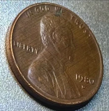 1980 D PENNY - "WOODY COIN" IMPROPER ALLOY MIXTURE, DIAGONAL LINES ON PLANCHET.