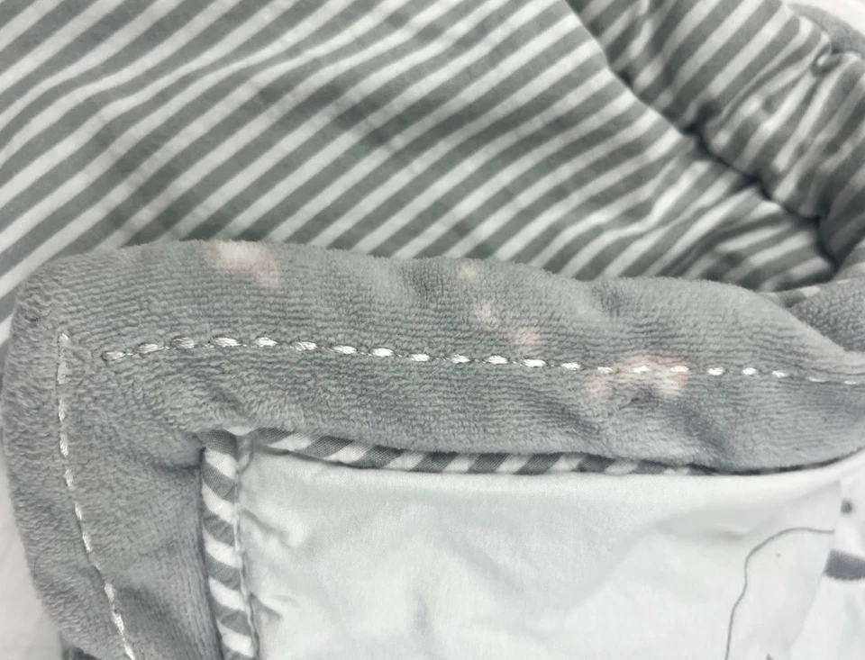 Manta acolchada Cloud Island gris safari animal bebé cuna objetivo unisex a rayas Foto 4 de 4