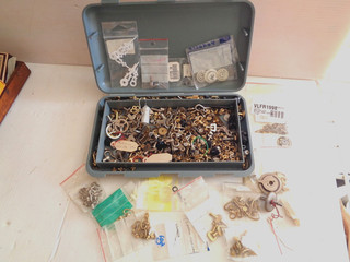 Horlogerie de nombreuses pièces pendule réveil et autres ancien stock horloger