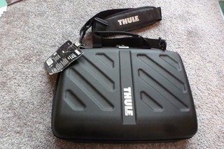 Unbenutzte THULE Gauntlet Hülle für 13" Macbook Pro & iPad mit Etikett.
