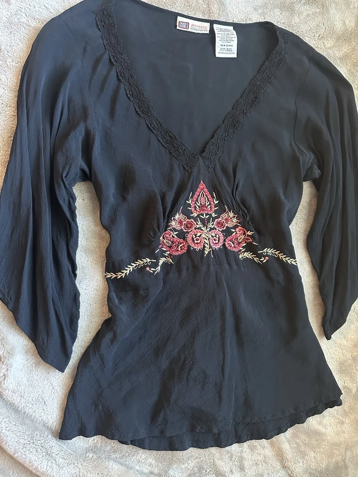 Top campesino boho bordado negro gloria desteñido vintage Y2K encaje ribete manga campana Foto 2 de 4