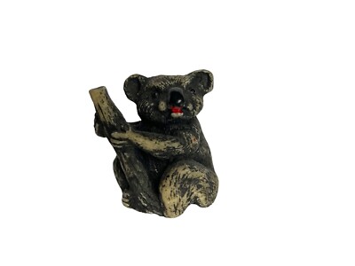 Realistische Koala Figur an Baum Ast Rote Zunge Detailliert Antiquität Höhe 42mm