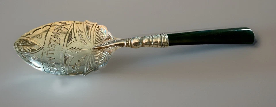 Cuchara de mermelada de plata esterlina A.C. & Co. con mango de nefrita NUEVA ZELANDA SIGLO XX Foto 3 de 4