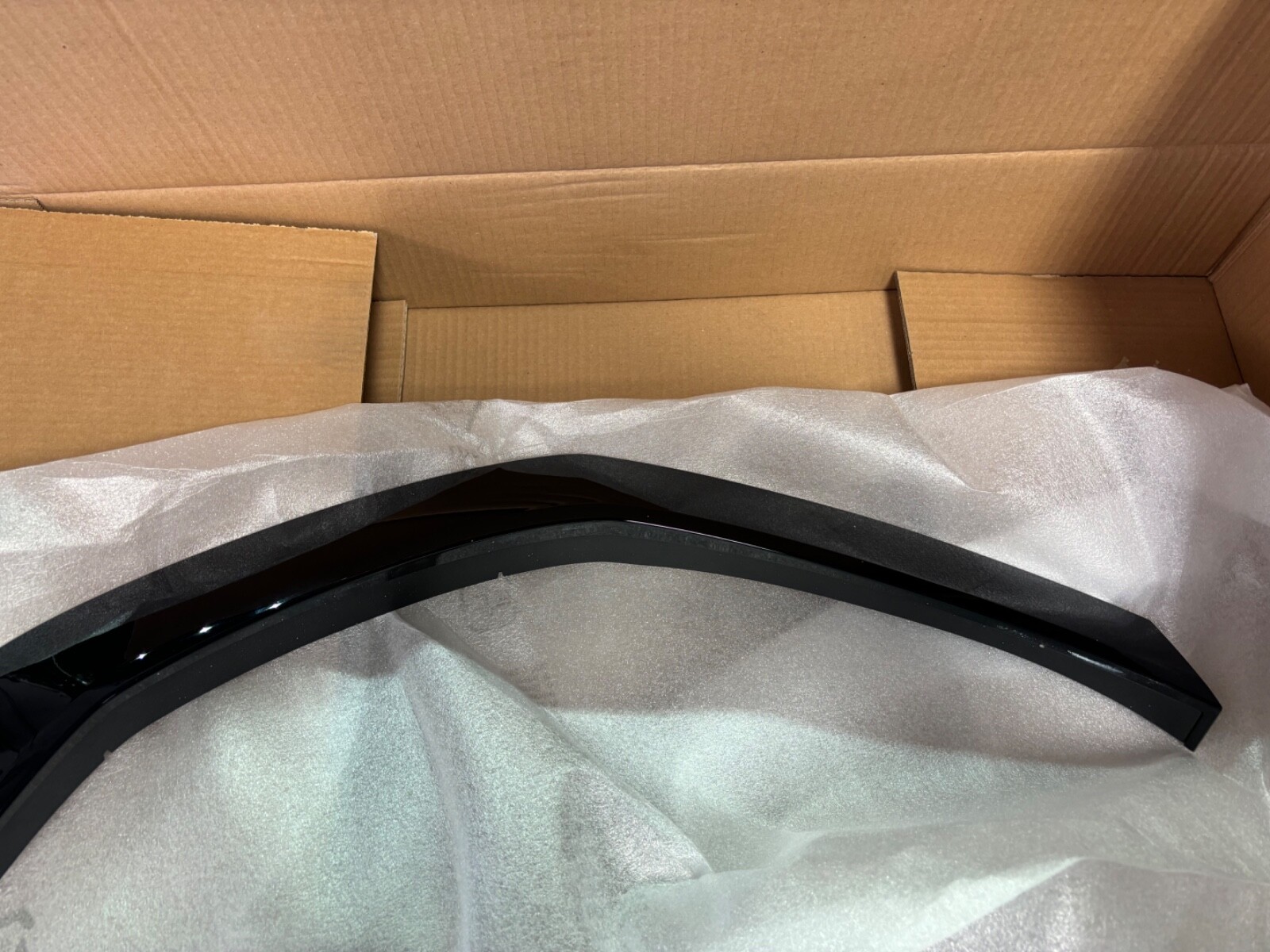 Lamborghini Urus brand new wheel molding quarter to rear bumper LT/RT black