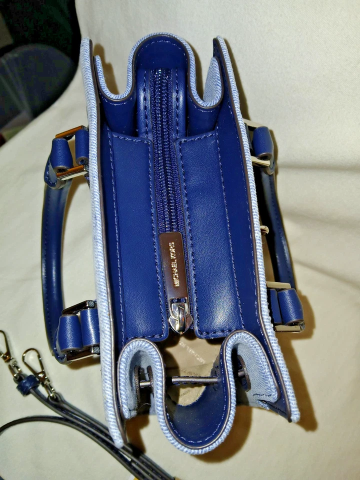 Cartera Hamilton Michael Kors azul denim y cuero, ¡con detalles brillantes y plateados!  Foto 4 de 4