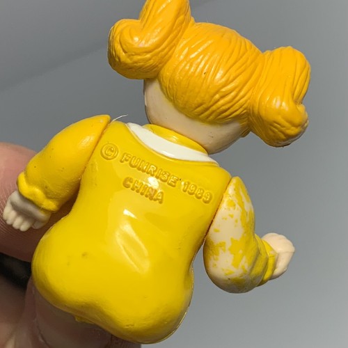 Giocattolo vintage 1989 Funrise Micro Action Kids 09001 bambina gialla figura 1,5" - Foto 5 di 6
