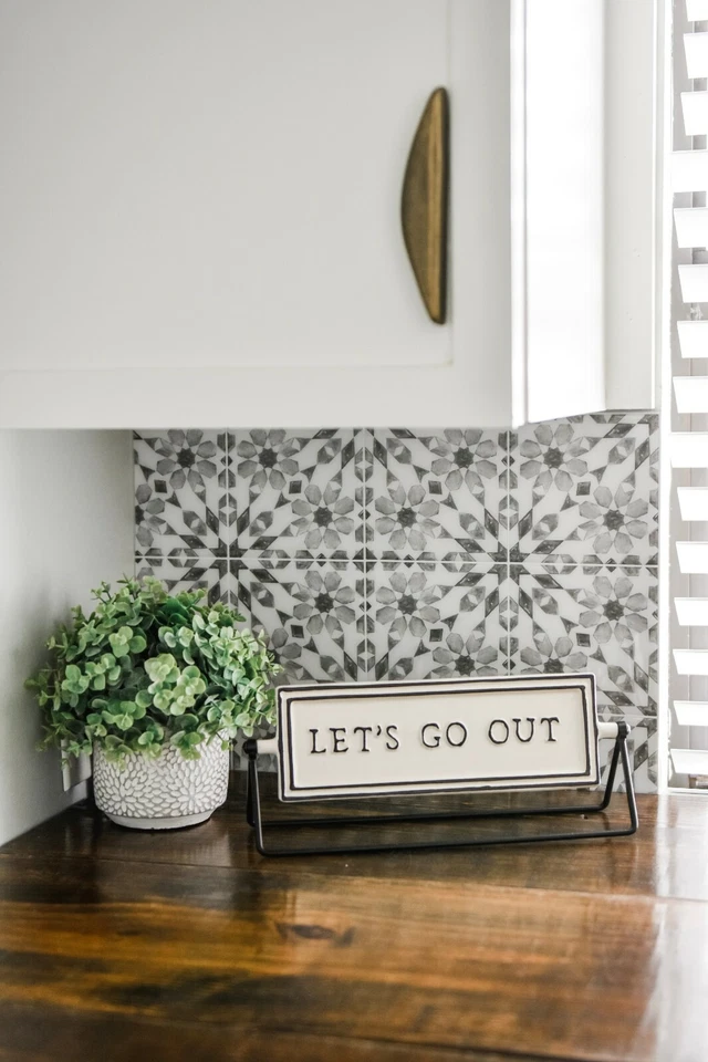 Wallpops Catalán Gris y Blanco Pelar y Pegar Backsplash Azulejos Contemporáneos  Foto 2 de 4