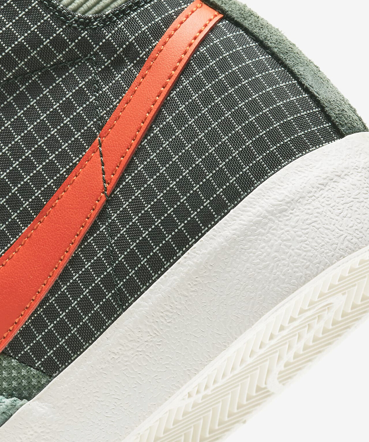Nike Blazer Mid 77 Patch Skate Shoe Men&rsquo;s 9.5 Women's 11 Green Orange DD1162-300